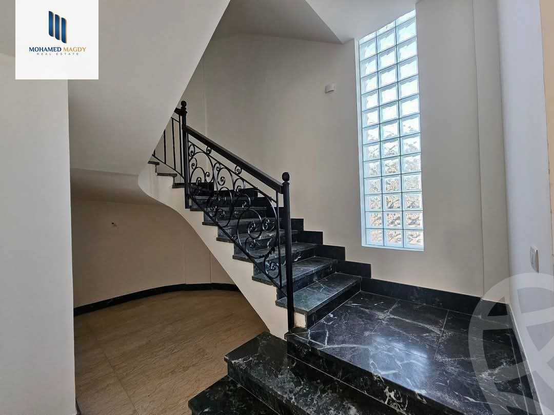 https://aqarmap.com.eg/en/listing/5808012-for-sale-cairo-el-sheikh-zayed-city-compounds-royal-city